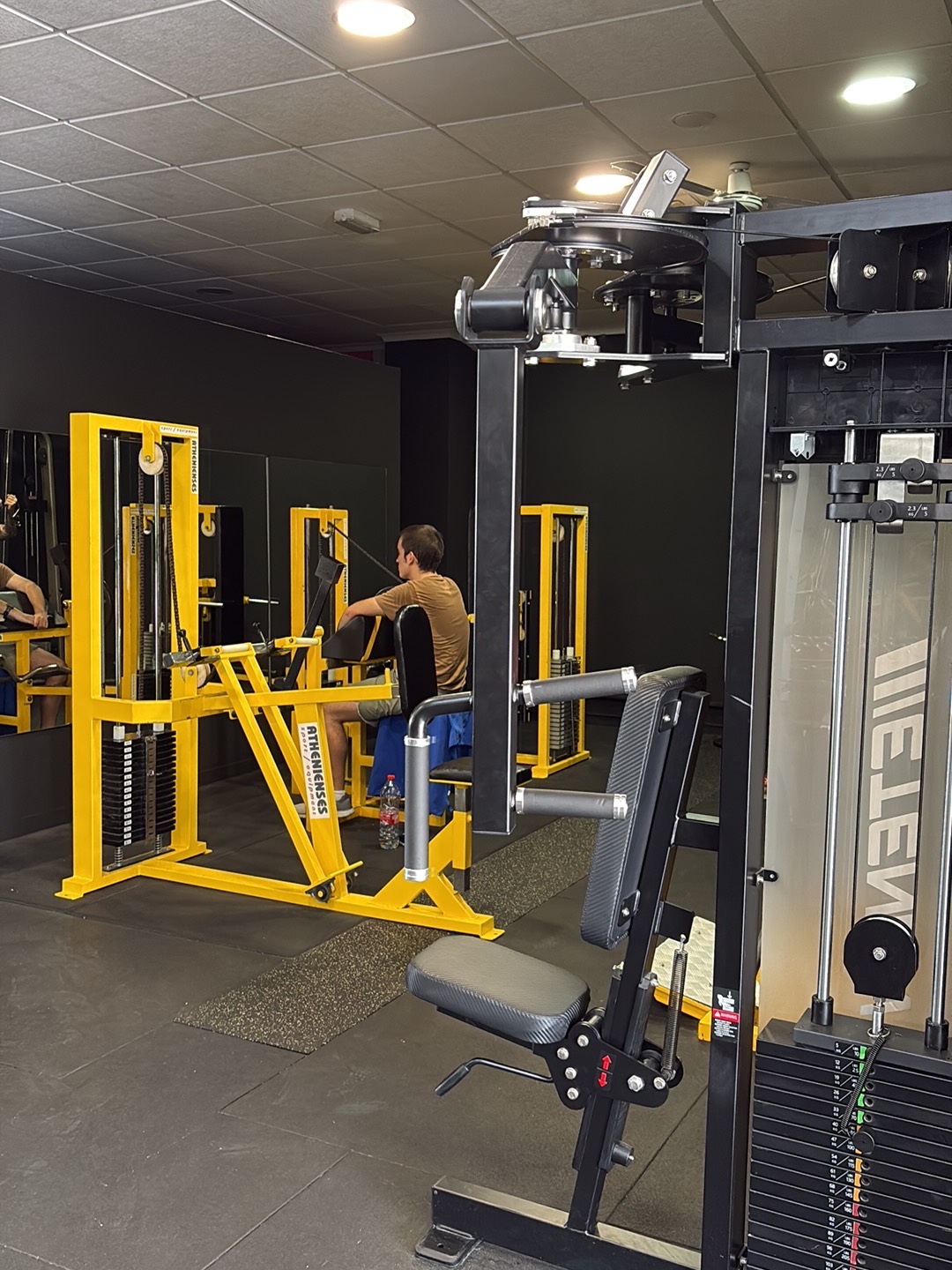 Maquinaria de musculación amarilla