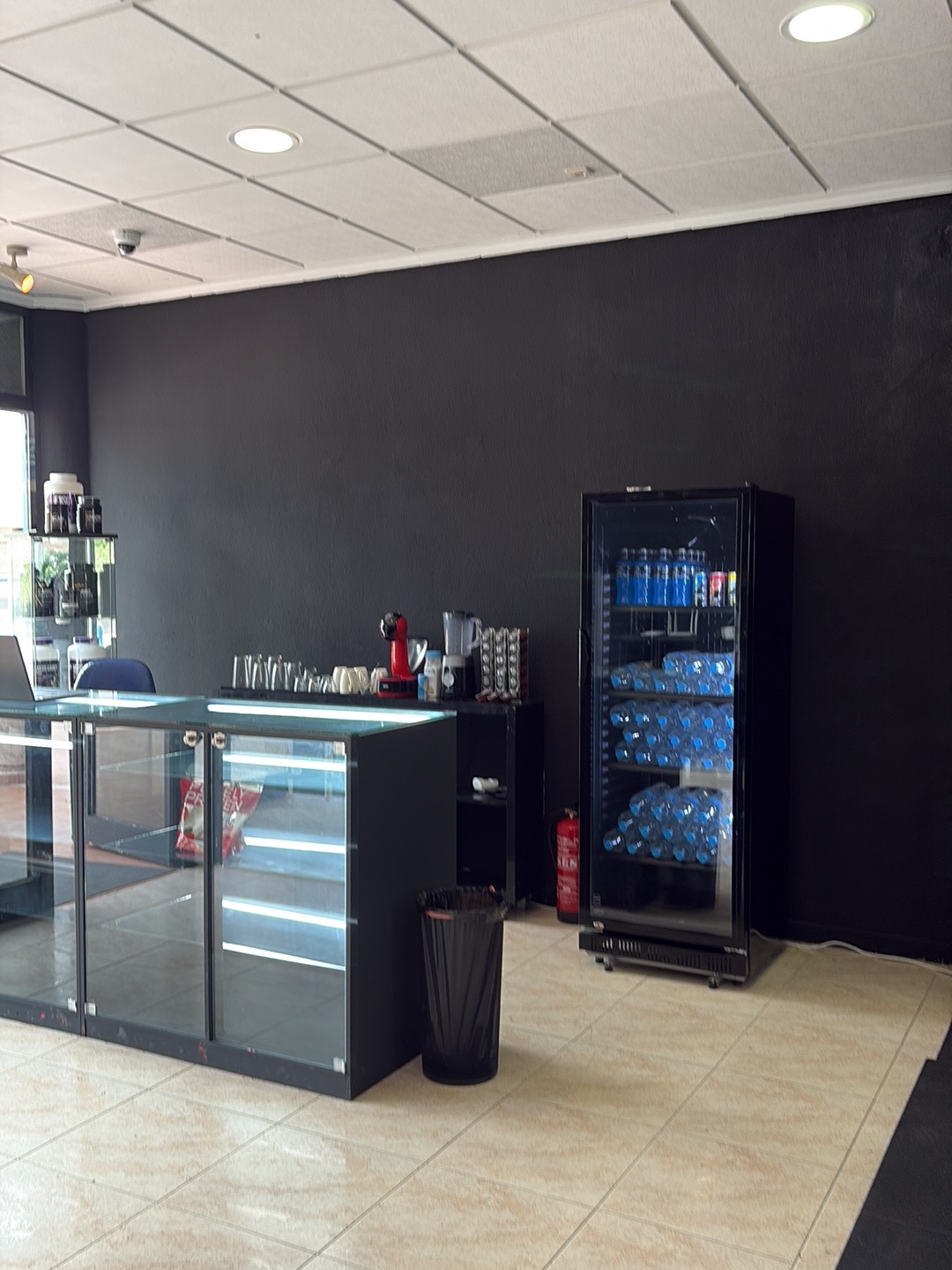 Recepción y zona de bebidas del gimnasio